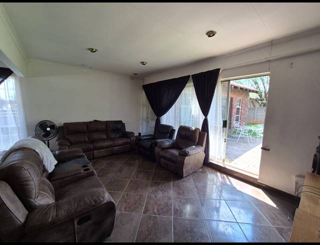 2 BEDROOM HOUSE FOR SALE IN VANDERBIJLPARK SE 4